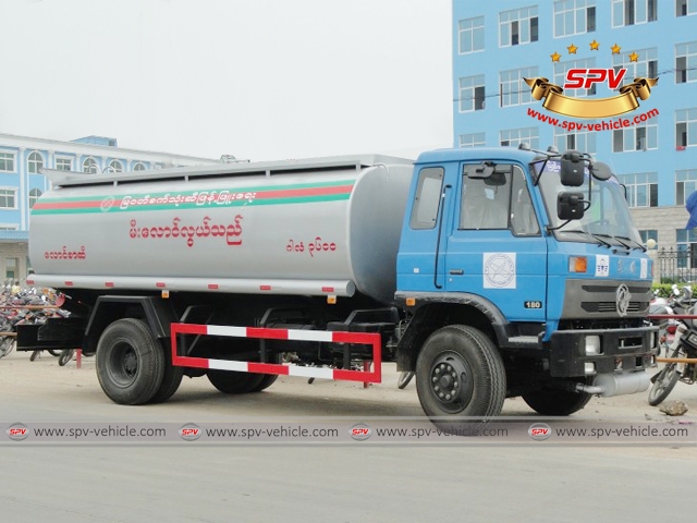 Side view of Fuel Tank Truck Dongfeng-4X2
